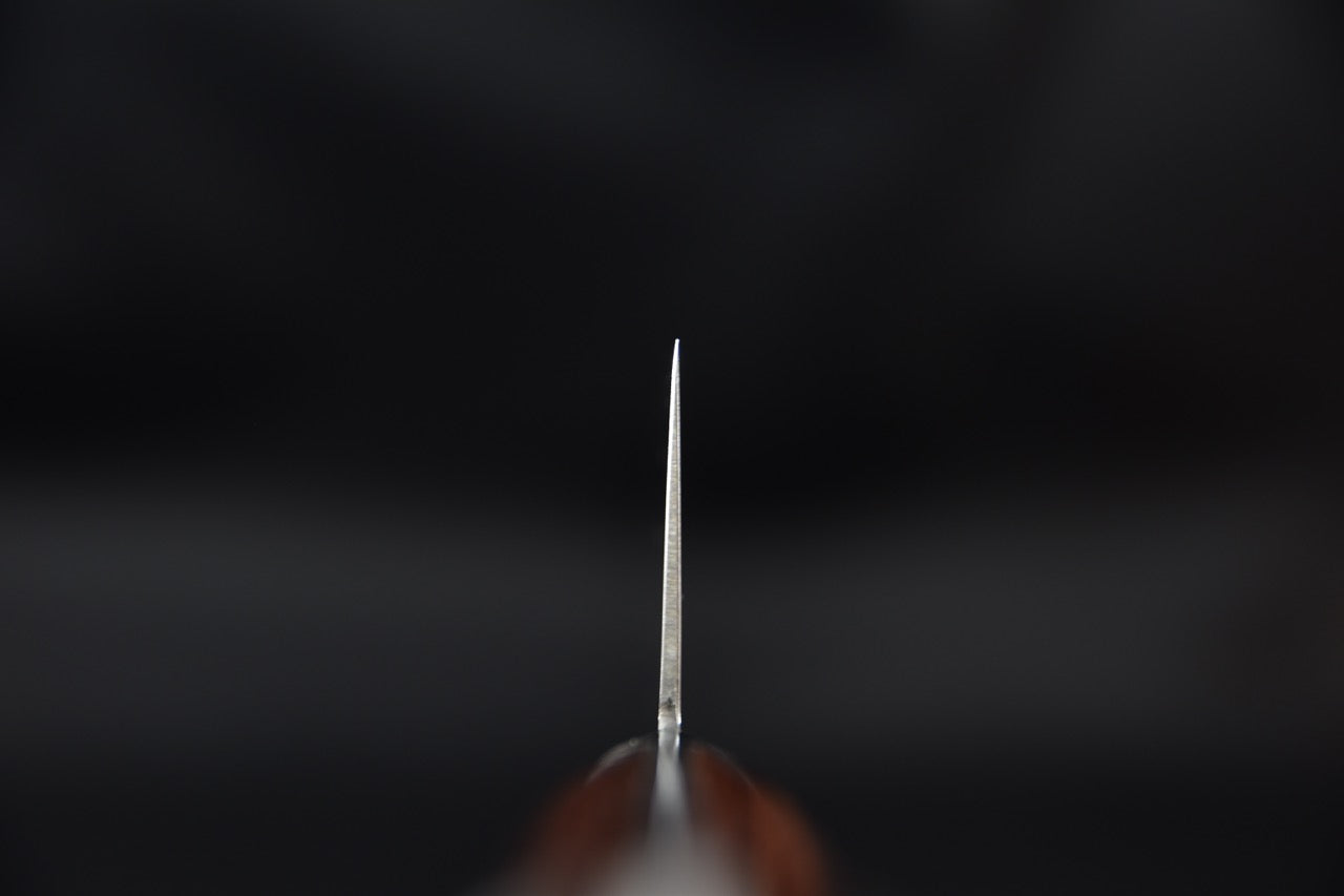 Couteau japonais vu de face sur fond noir