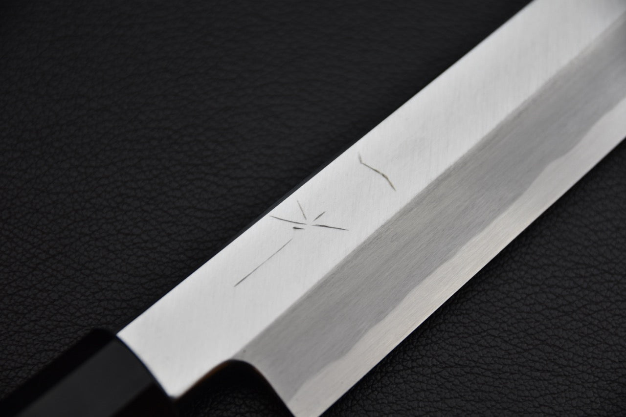 Yanagiba 270 mm Aogami #2 — détail kanji gravés sur la lame, couteau japonais