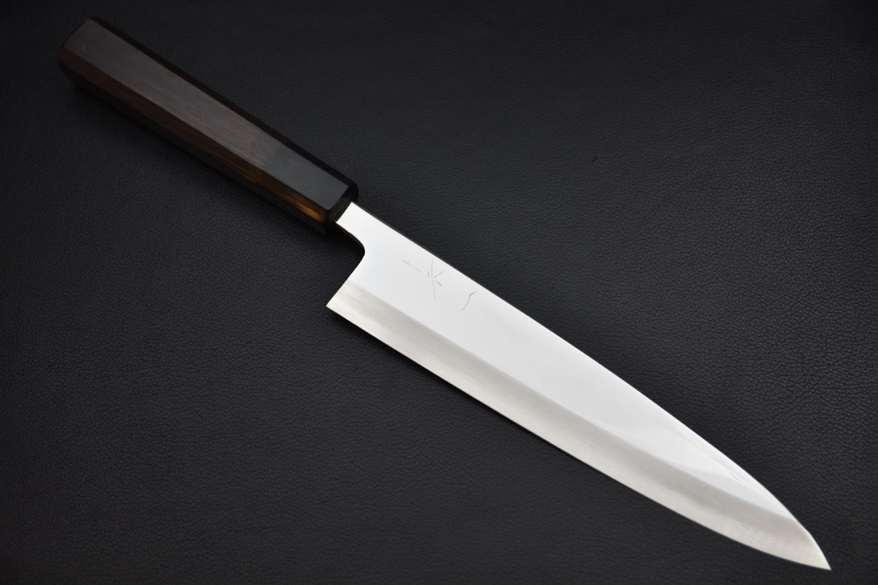 Couteau japonais deba 210 mm Ginsan, manche wa octogonal en ébène, vue complète sur fond noir