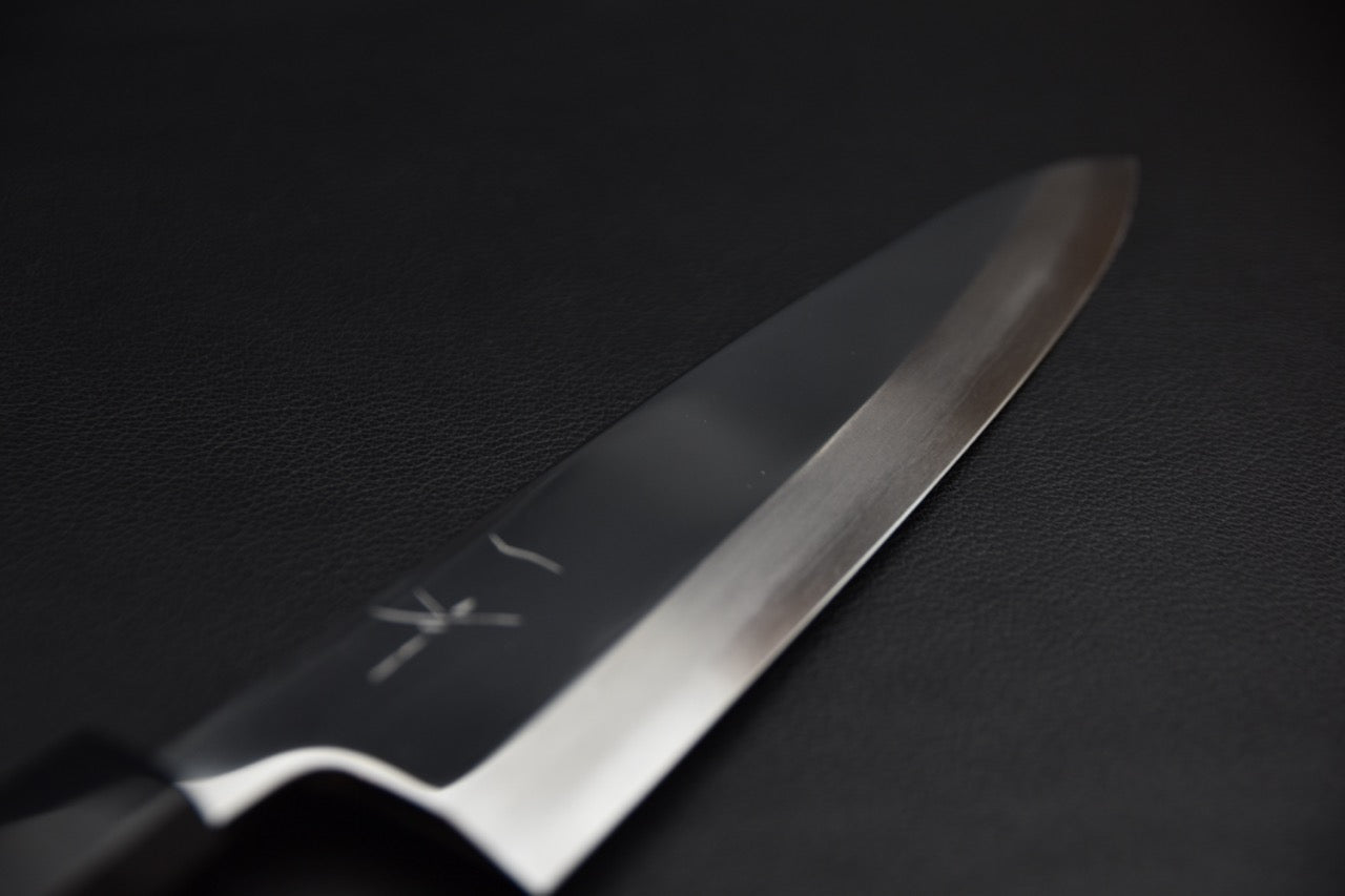 Couteau japonais deba 210 mm, pointe fine et biseau poli, vue de profil côté tranchant