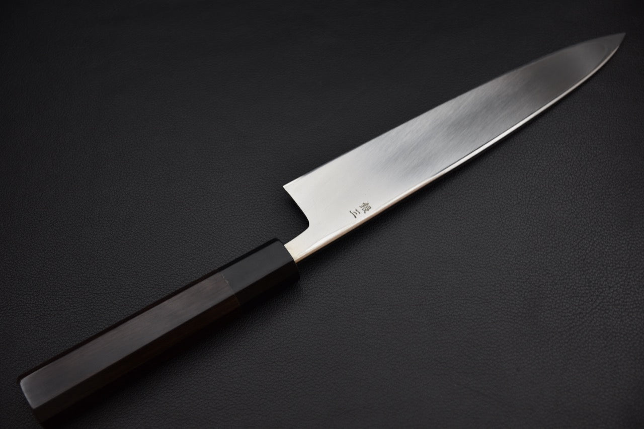 Couteau japonais deba 210 mm Ginsan, vue complète côté jigane sur fond noir