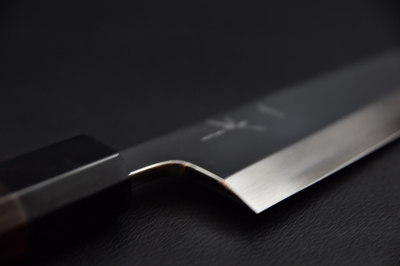 Talon de lame et virole noire, couteau japonais deba 210 mm, vue de profil