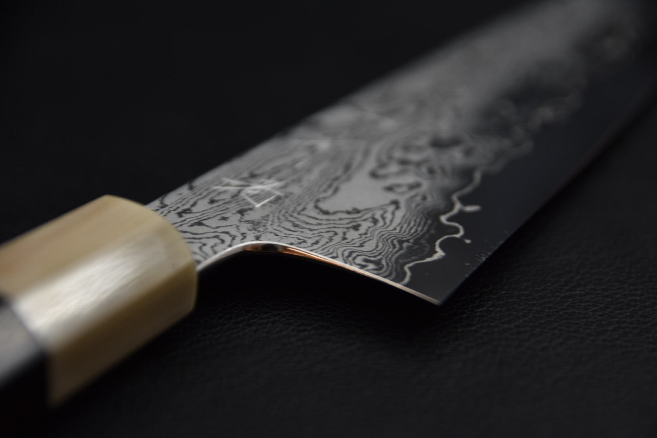 Couteau japonais gyuto 210 mm : détail du tranchant et du biseau