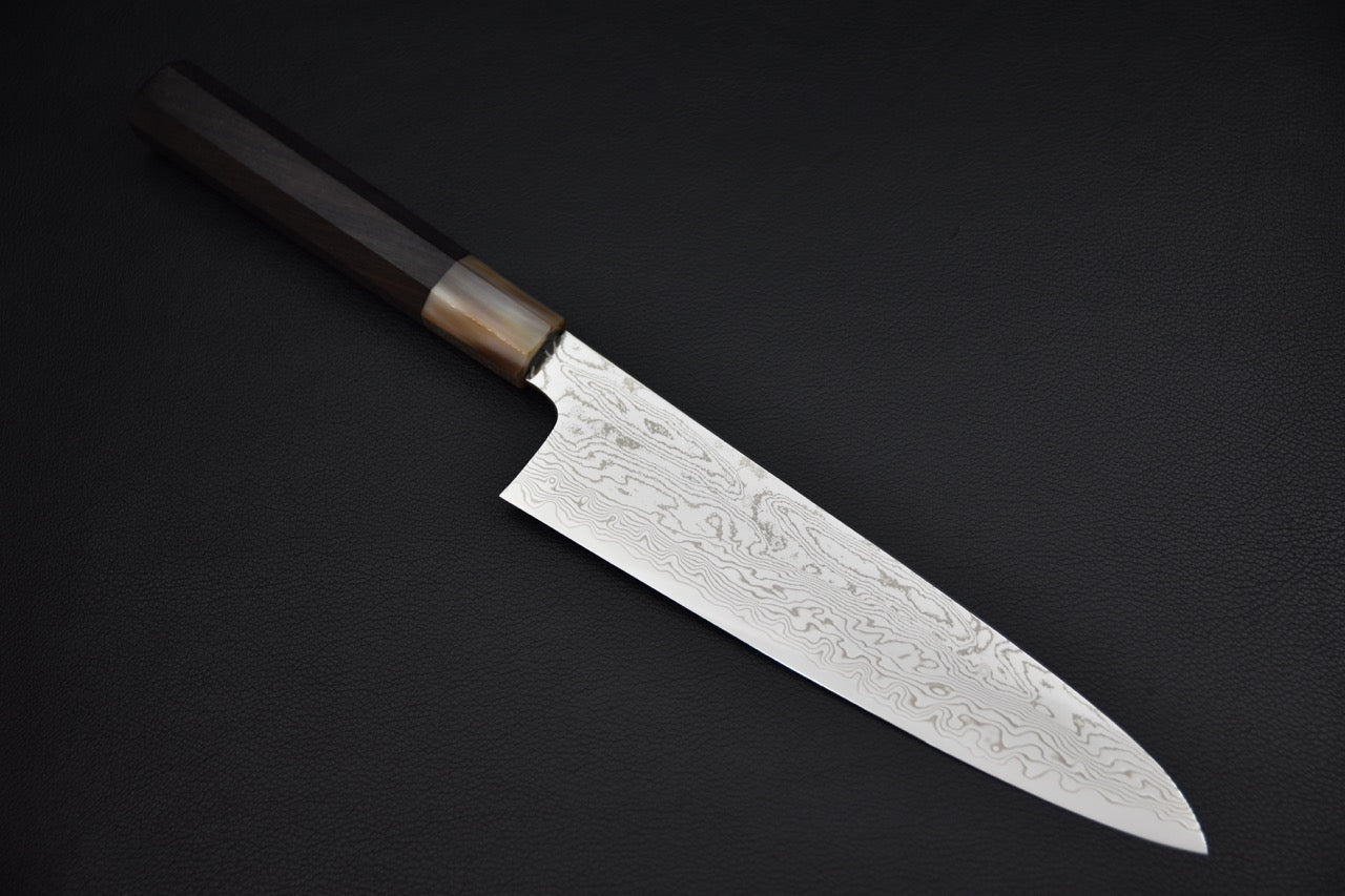 Hitohira gyuto 210 mm SPG Strix — vue complète du couteau japonais sur fond neutre