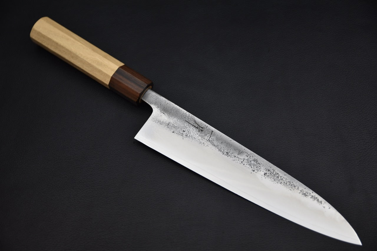 Hitohira gyuto 210 mm SKD-11 — vue complète, couteau japonais sur fond neutre