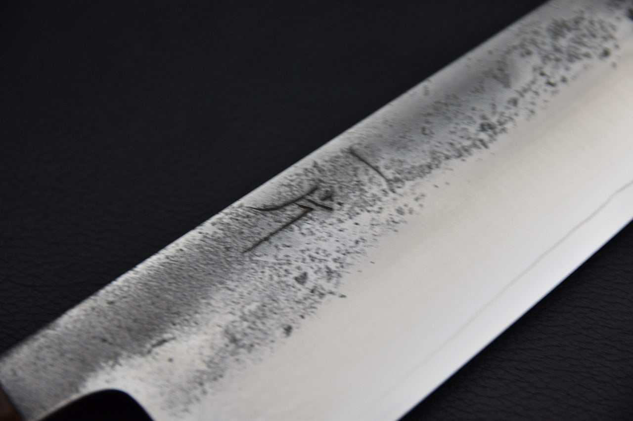 Gyuto japonais SKD-11 — détail du biseau migaki poli vers le tranchant