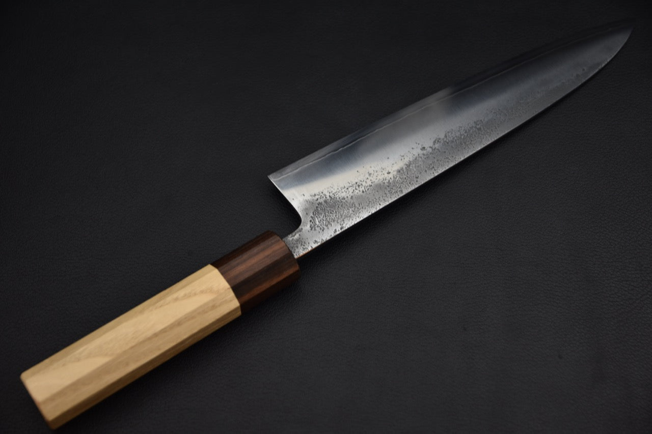 Couteau japonais gyuto 210 mm — corps nashiji, texture granuleuse sur le plat de lame