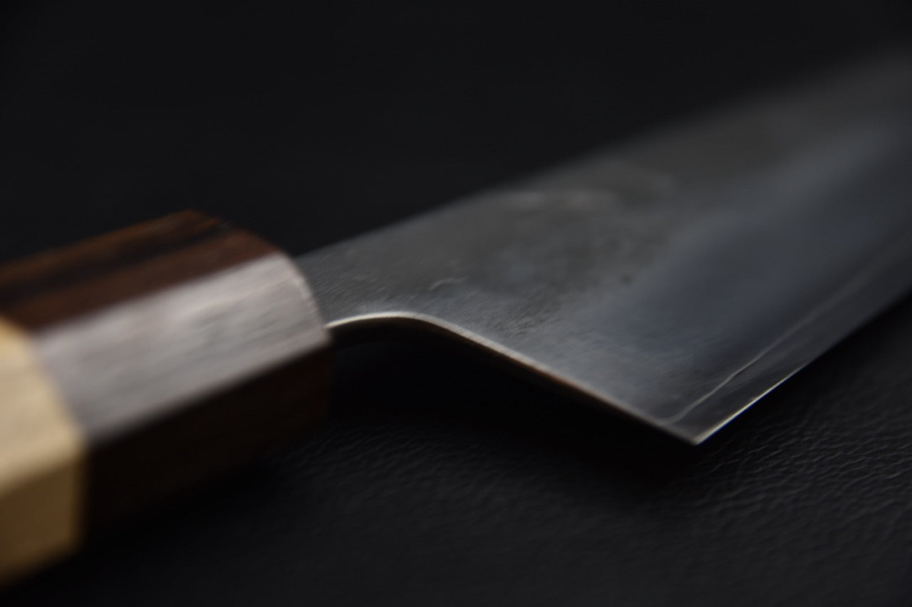 Hitohira gyuto SKD-11 — vue de la pointe, profil incurvé