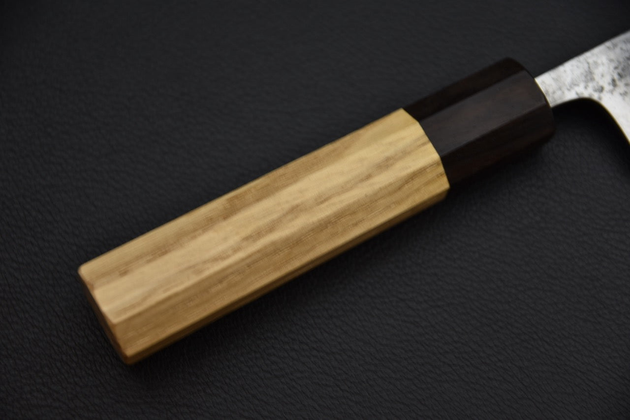 Hitohira Nihei petty 150 mm SKD — manche en châtaignier et virole noire, vue rapprochée
