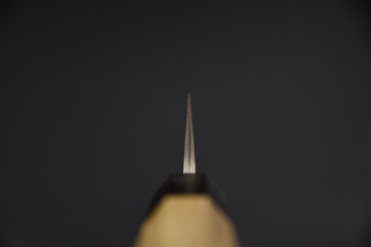 Hitohira Nihei petty 150 mm SKD — vue de la pointe depuis le dos de lame