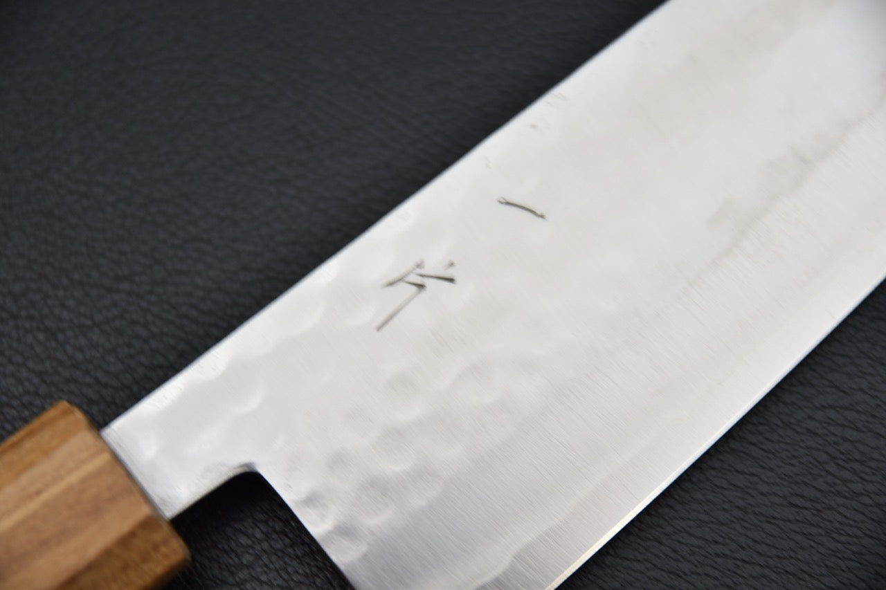 Santoku japonais 170 mm — détail finition tsuchime martelée sur flanc de lame