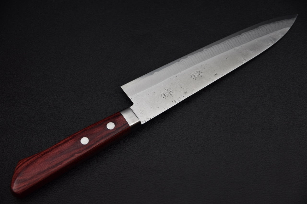 Couteau japonais gyuto 180 mm — tranchant poli contrastant avec la surface nashiji