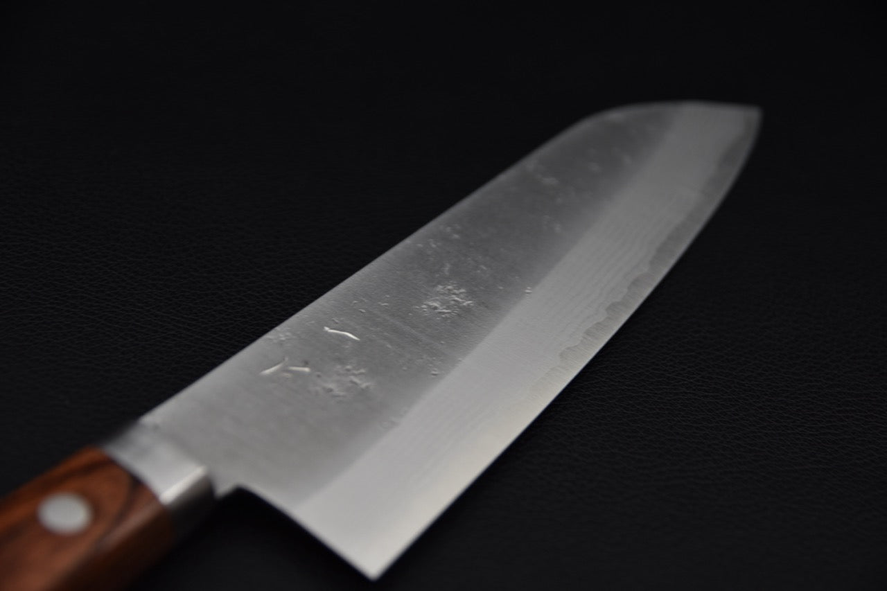 Santoku japonais 170 mm — profil droit de la lame nashiji