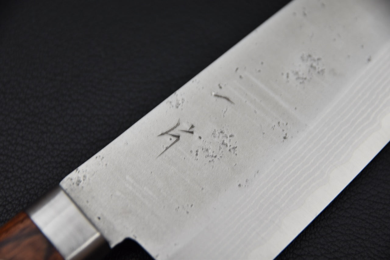 Couteau japonais santoku — détail de la finition nashiji sur la lame