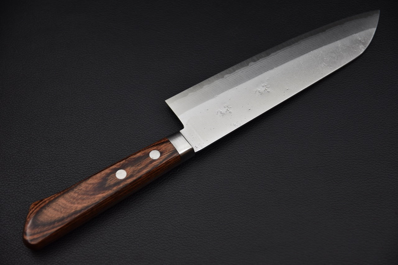 Santoku 170 mm — vue du tranchant poli et de la pointe arrondie