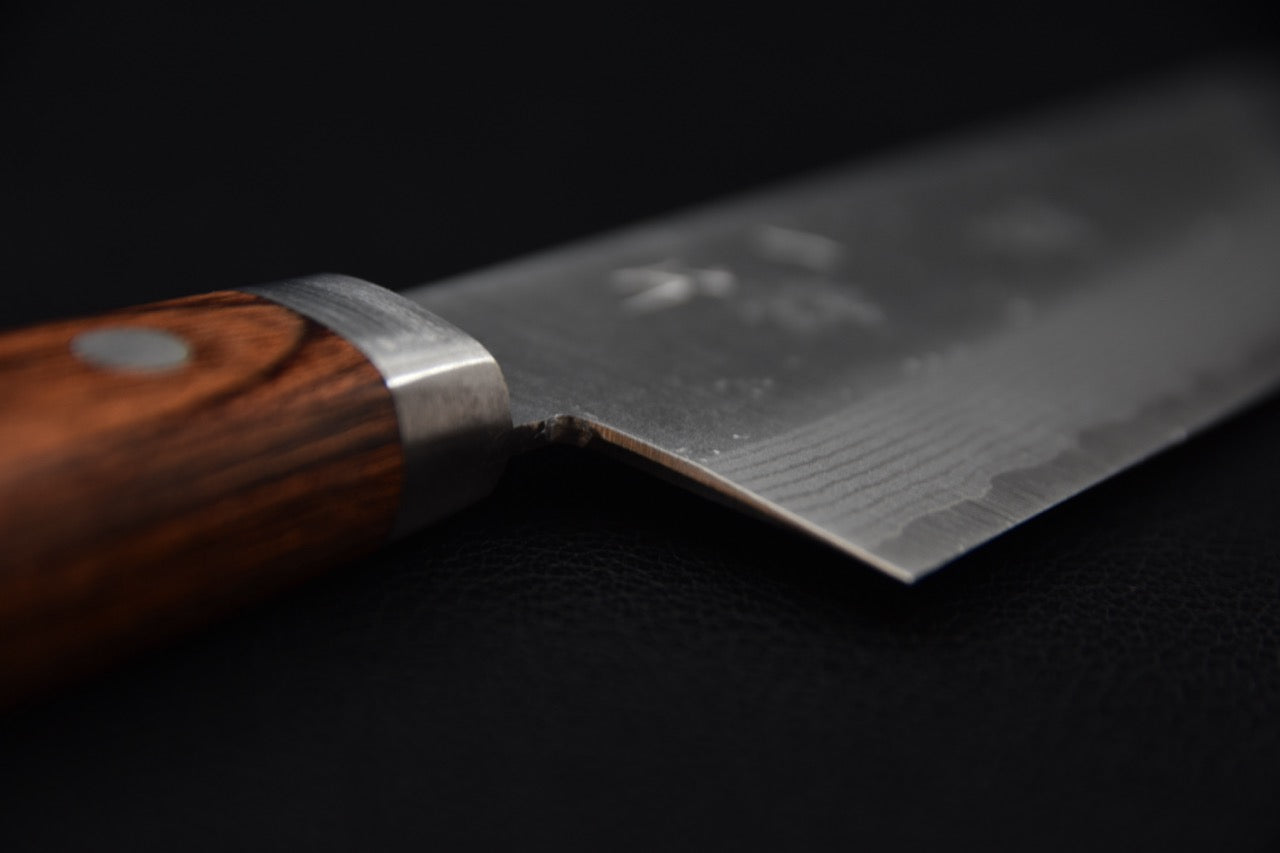 Couteau japonais santoku — vue du dos de la lame et finition nashiji