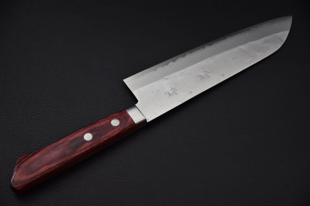 Hitohira santoku 170 mm — détail de la finition nashiji sur le plat de lame, couteau japonais