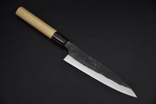 Couteau japonais petty 150 mm Aogami #1 kurouchi, vue complète sur fond noir, manche wa en magnolia