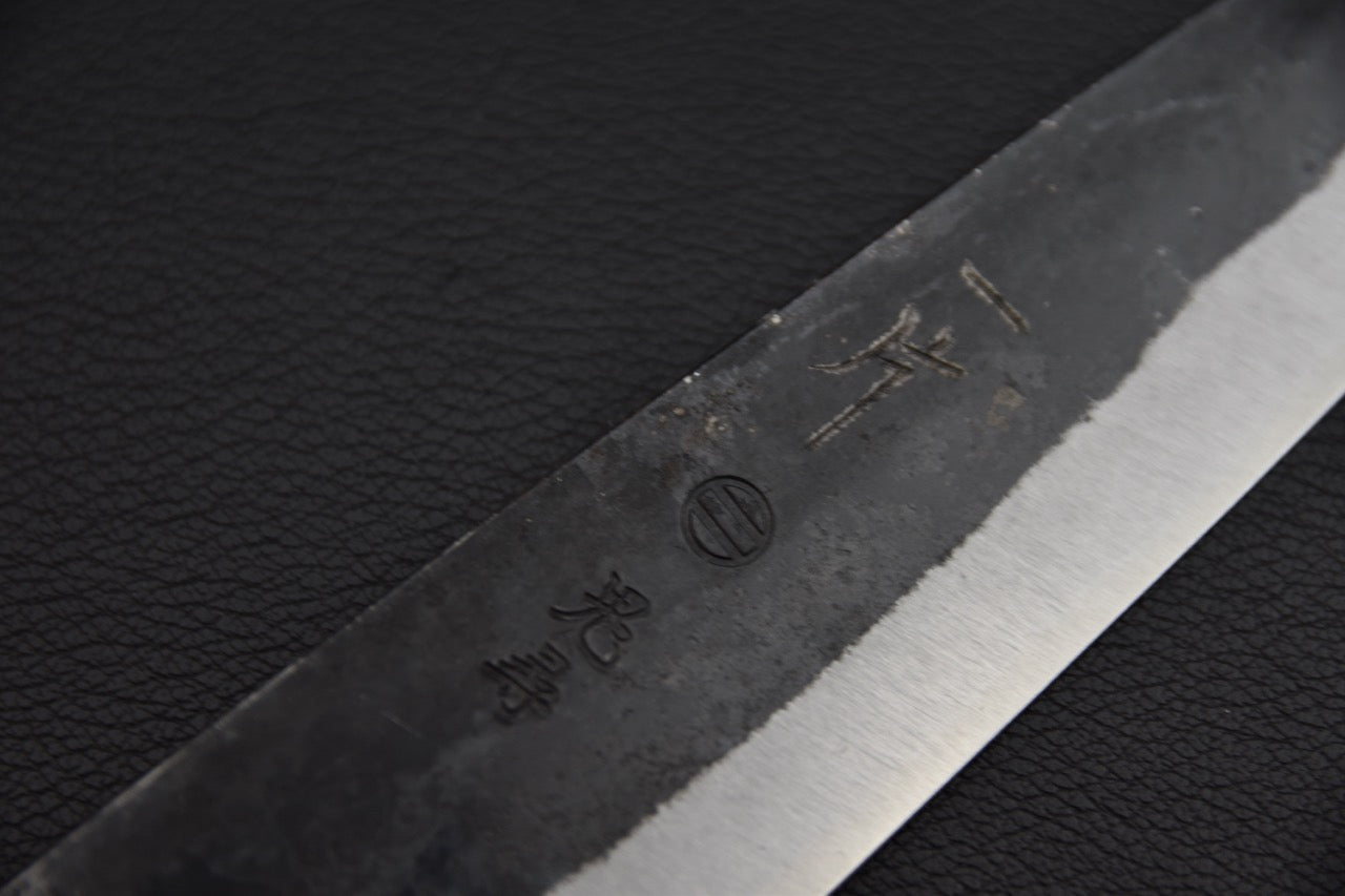 Couteau japonais petty 150 mm, gros plan sur les kanji gravés et le biseau poli côté corps de lame