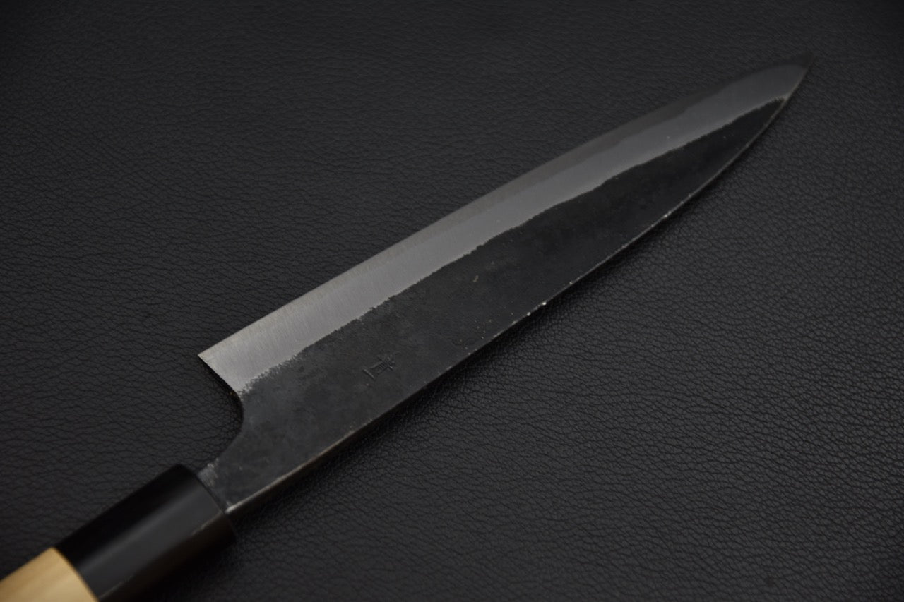 Couteau japonais petty 150 mm, vue de profil côté tranchant, biseau poli en contraste avec le kurouchi