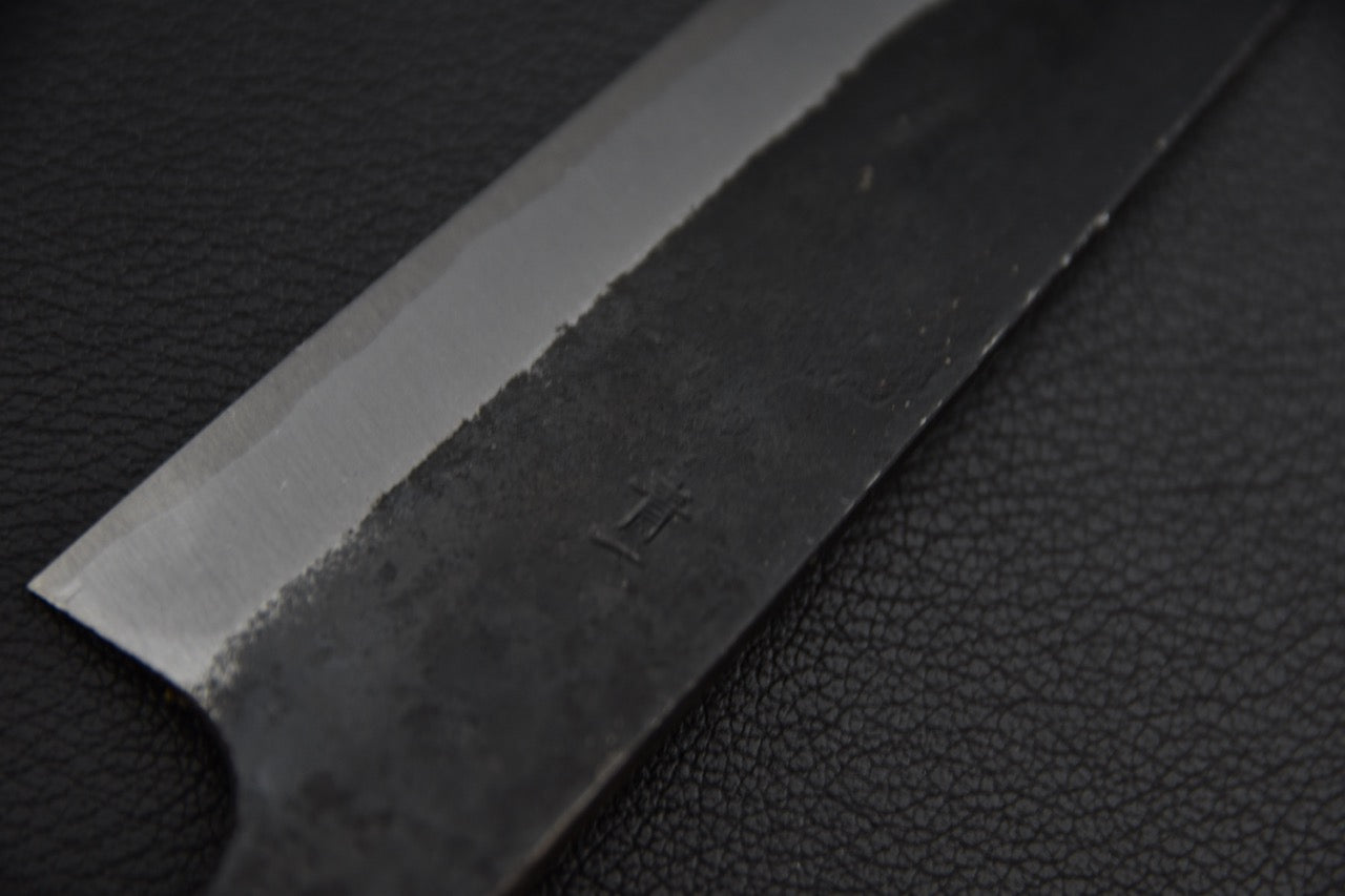Couteau japonais petty 150 mm, gros plan sur le talon de lame et la virole noire mat