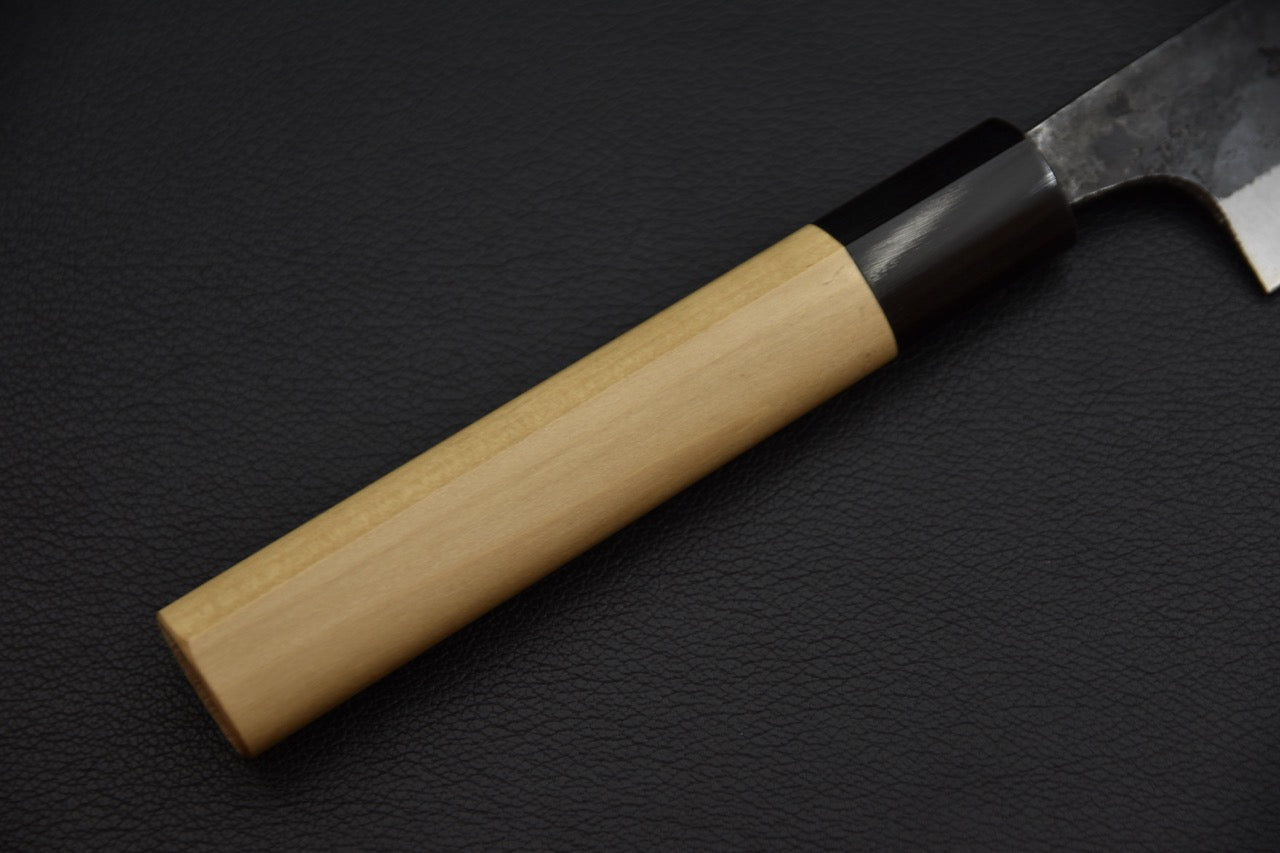 Couteau japonais petty 150 mm, gros plan sur le manche wa en magnolia et la virole noire