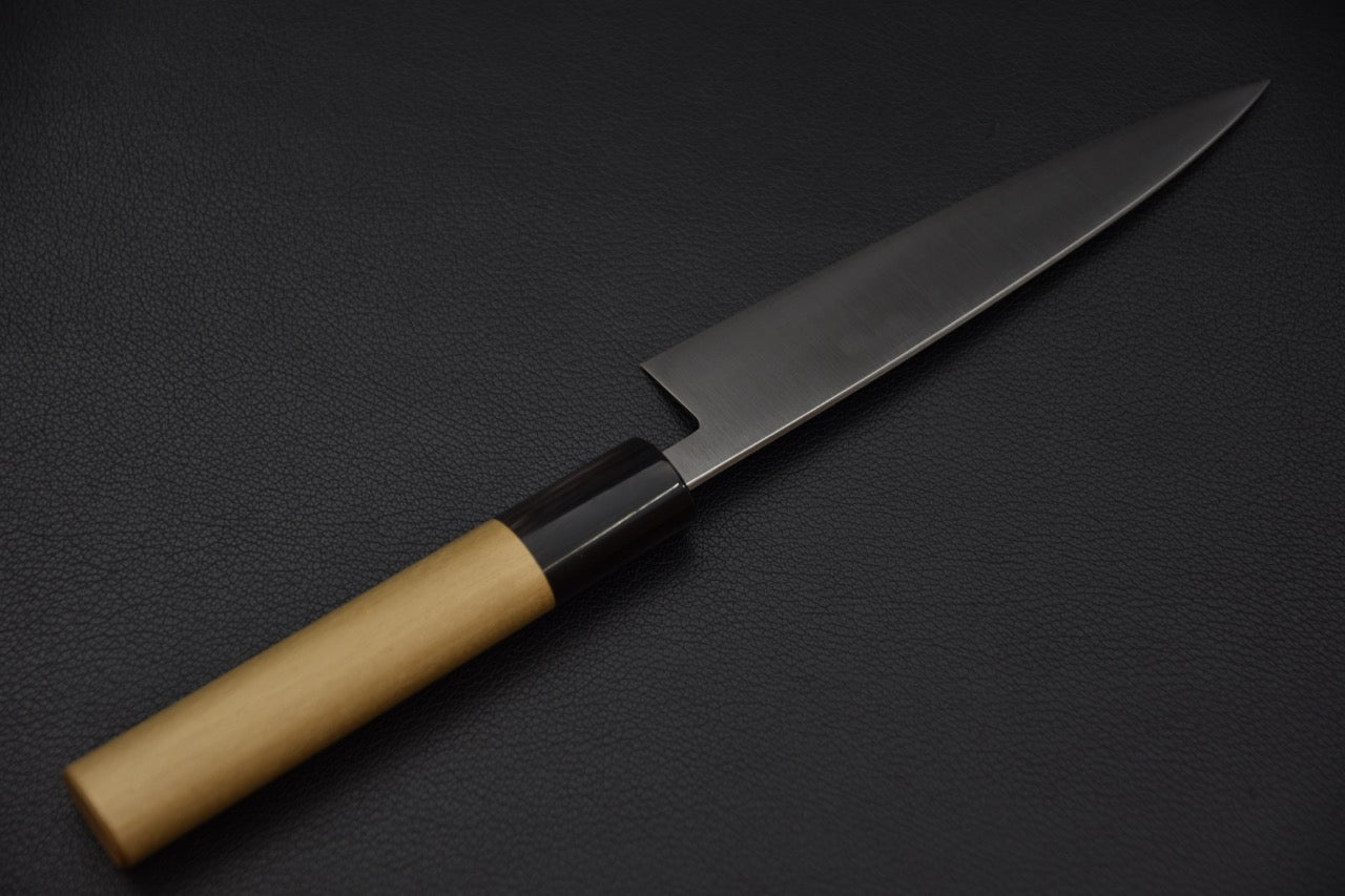Couteau japonais petty 135 mm — détail du talon de lame et du manche wa