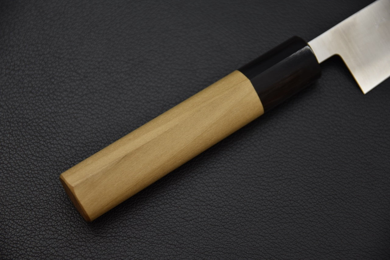 Couteau japonais petty — vue du dos de la lame, profil fin vers la pointe