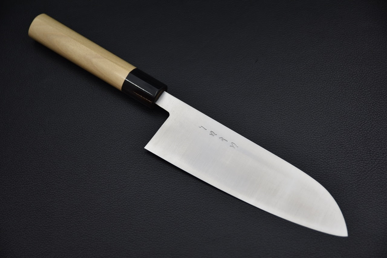Couteau japonais santoku 165 mm en acier SKD, vue complète sur fond noir