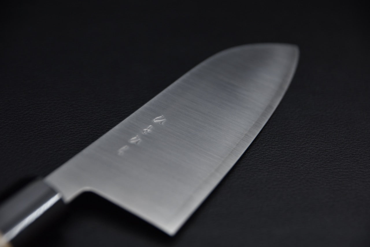 Couteau japonais santoku SKD, vue rapprochée de la pointe et du profil de lame