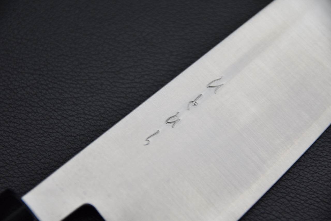 Couteau japonais santoku SKD, kanji gravés sur la lame, gros plan