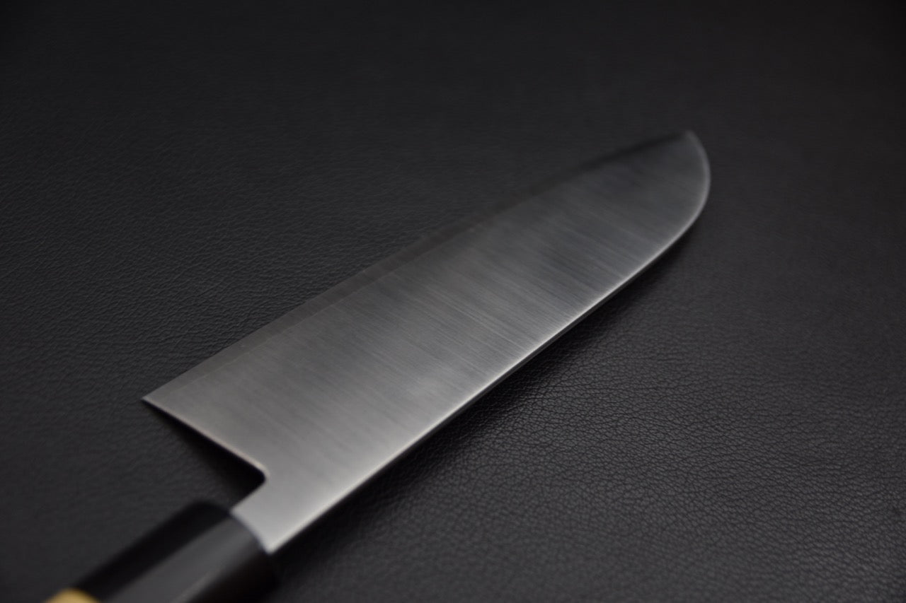Couteau japonais santoku SKD, gros plan sur le talon de lame et la virole noire