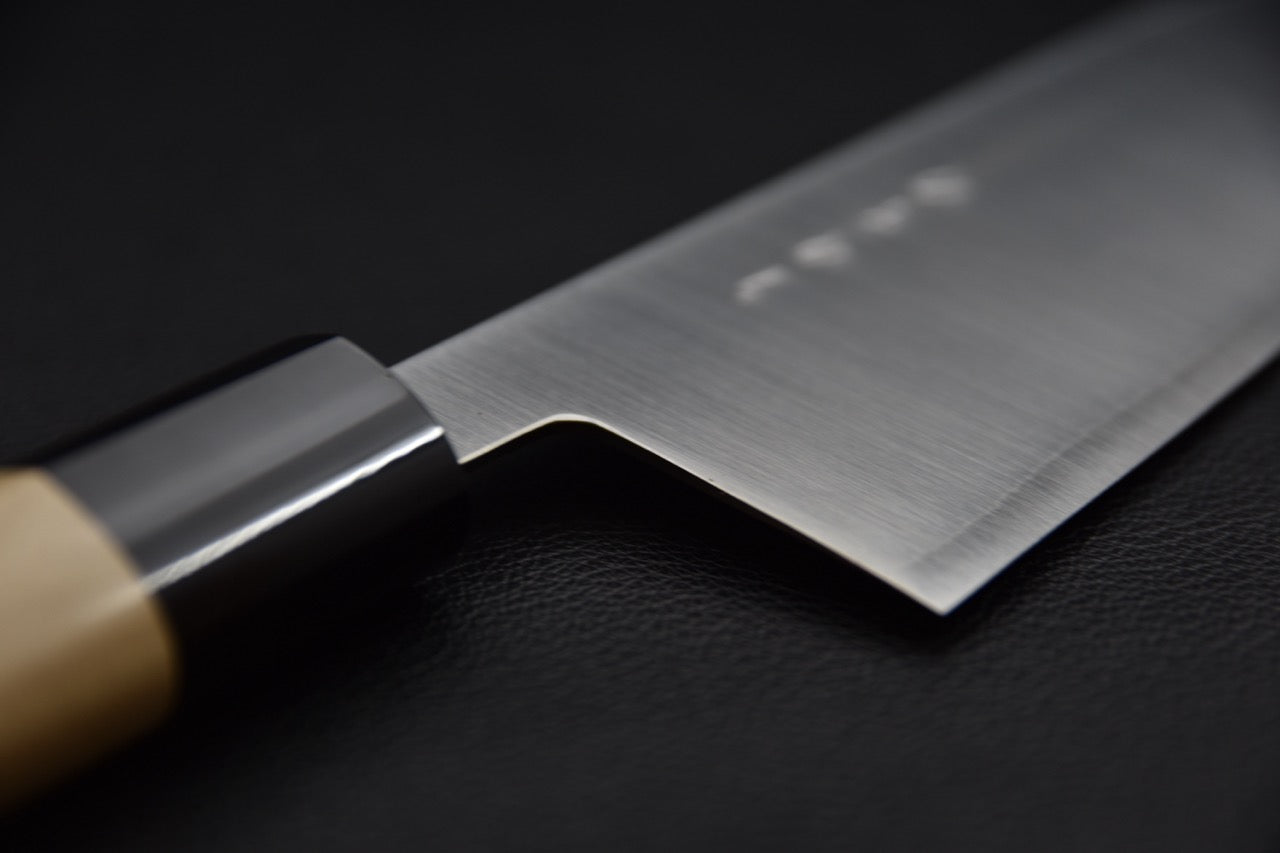 Couteau japonais santoku SKD, gros plan sur la jonction manche et virole noire