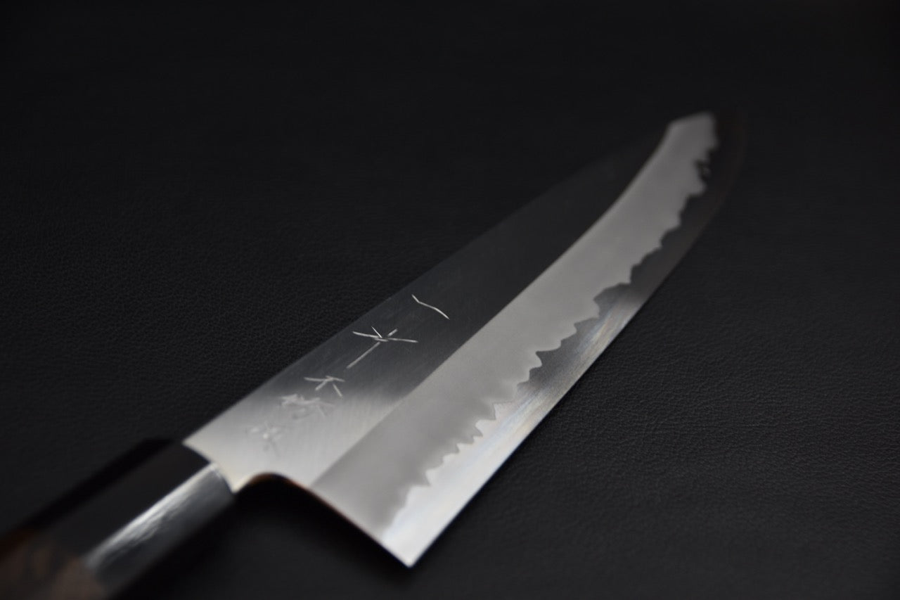Hitohira Tanaka gyuto 240 mm couteau japonais — profil de lame, finition migaki et ligne kasumi