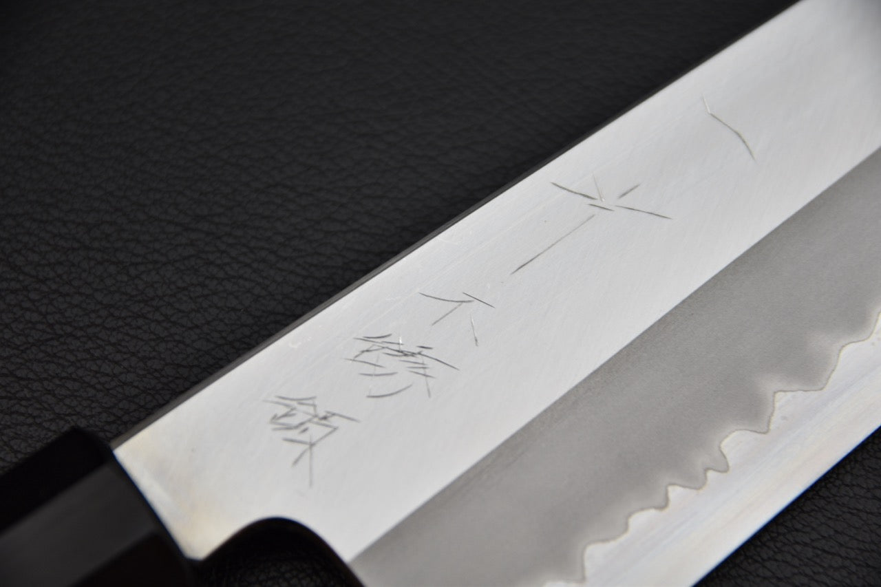 Hitohira Tanaka gyuto 240 mm couteau japonais — kanji gravés sur la lame, gros plan