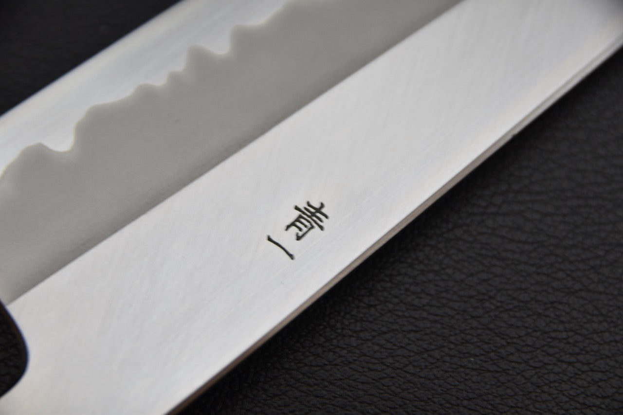 Hitohira Tanaka gyuto 240 mm couteau japonais — estampille forgeron sur la lame, gros plan
