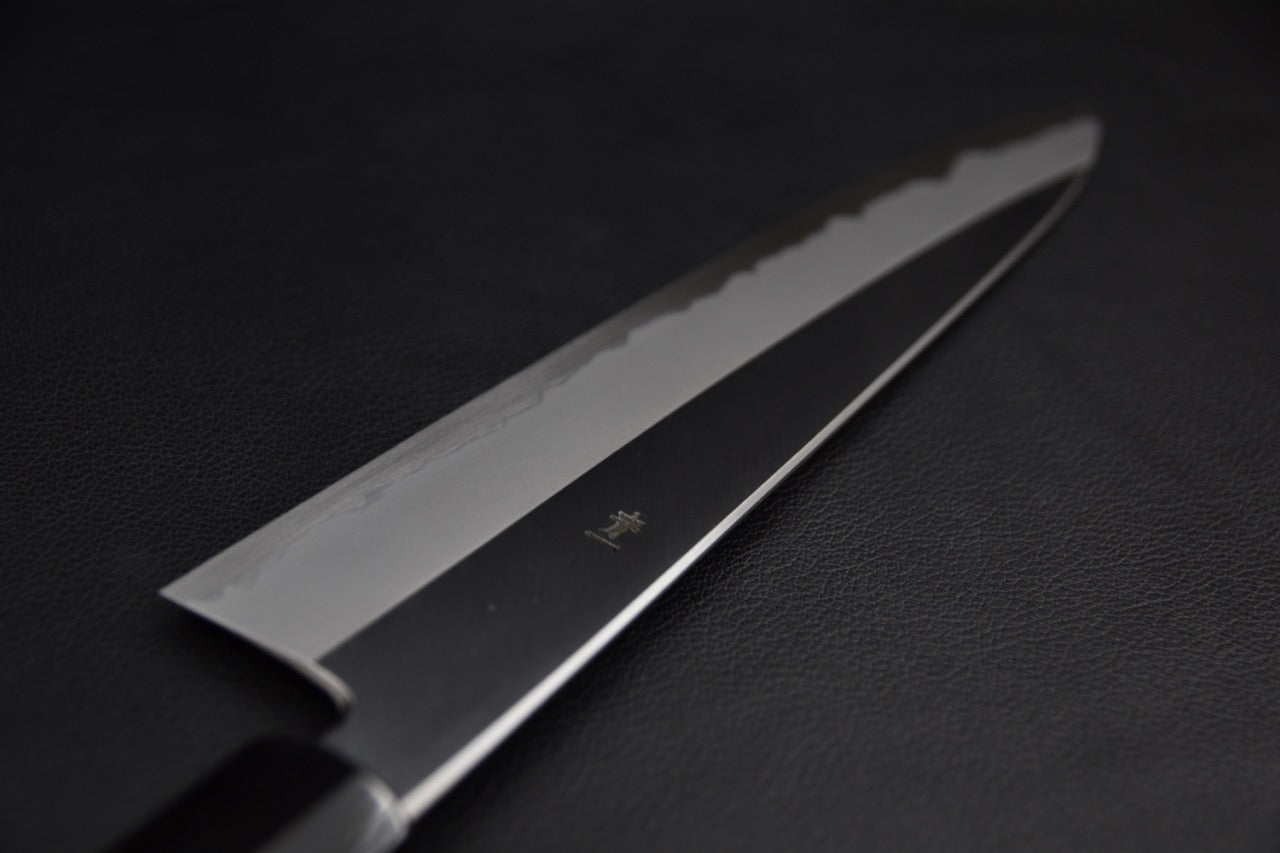 Gyuto Aogami #1 — détail de la surface migaki en lumière rasante