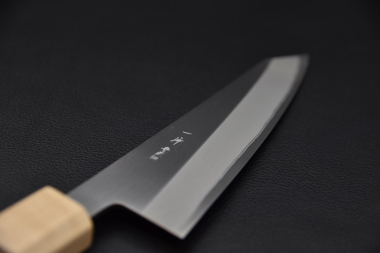Hitohira TD honesuki 150 mm — profil de la lame triangulaire, couteau japonais