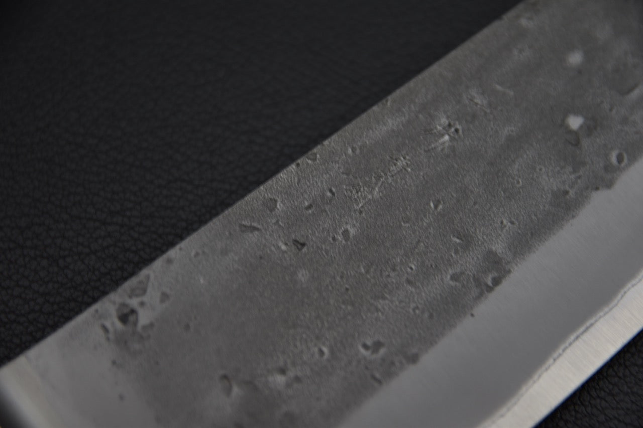 Gyuto 240 mm Aogami #2 — détail de la finition nashiji sur le corps de lame