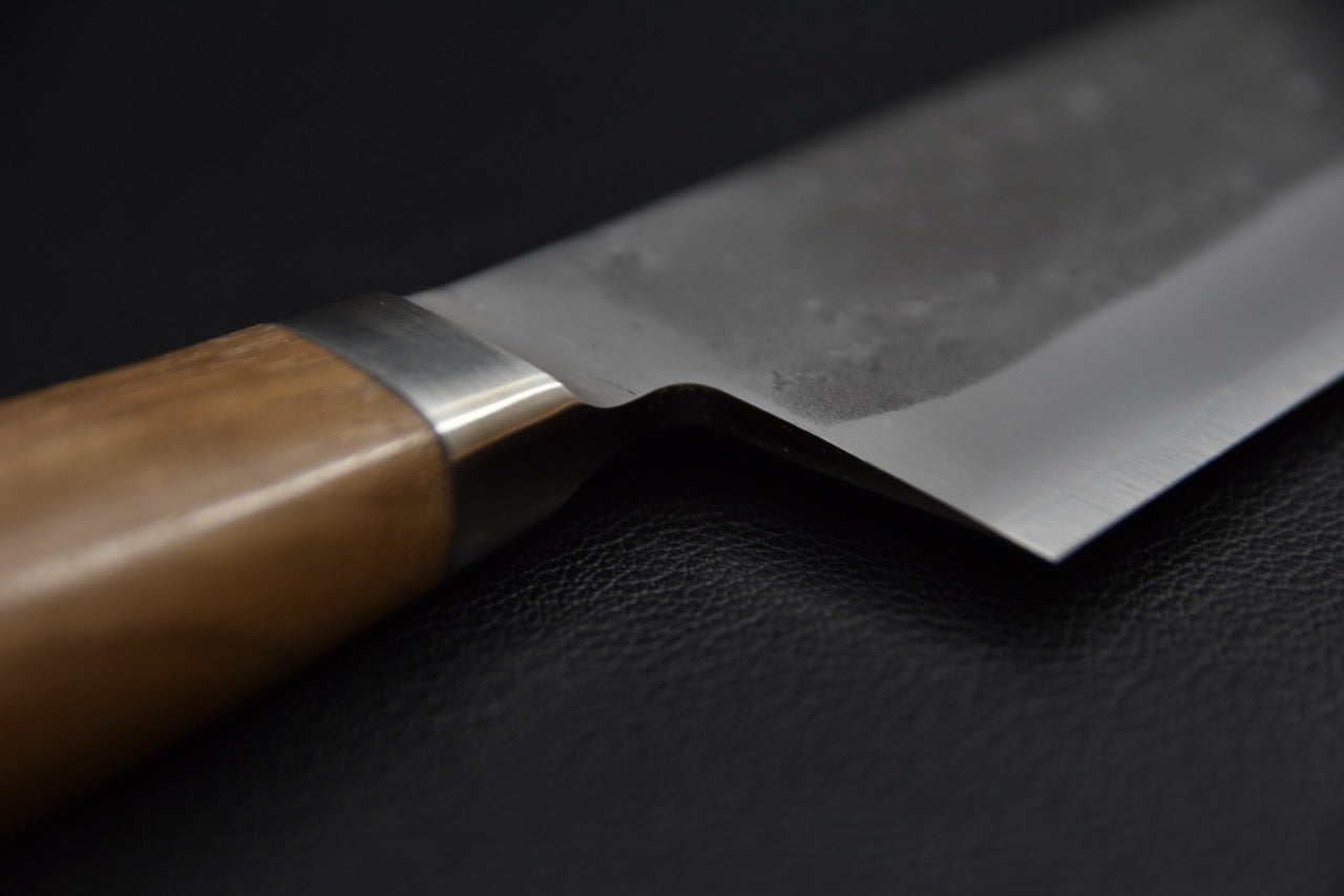 Hitohira TD gyuto 240 mm nashiji — vue de la pointe de lame, angle supérieur