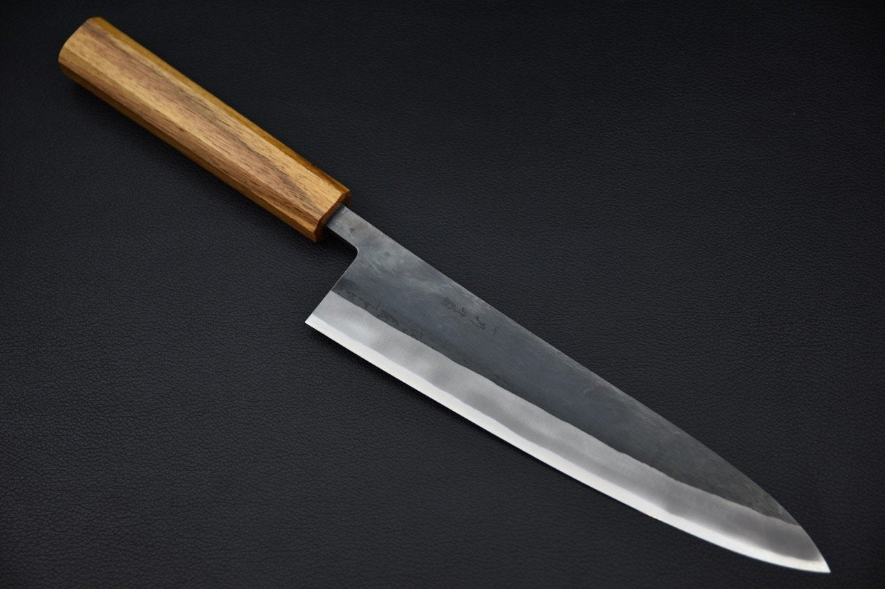 Couteau Gyuto 210 mm en acier Aogami 2 kurouchi avec manche en chêne sur fond noir
