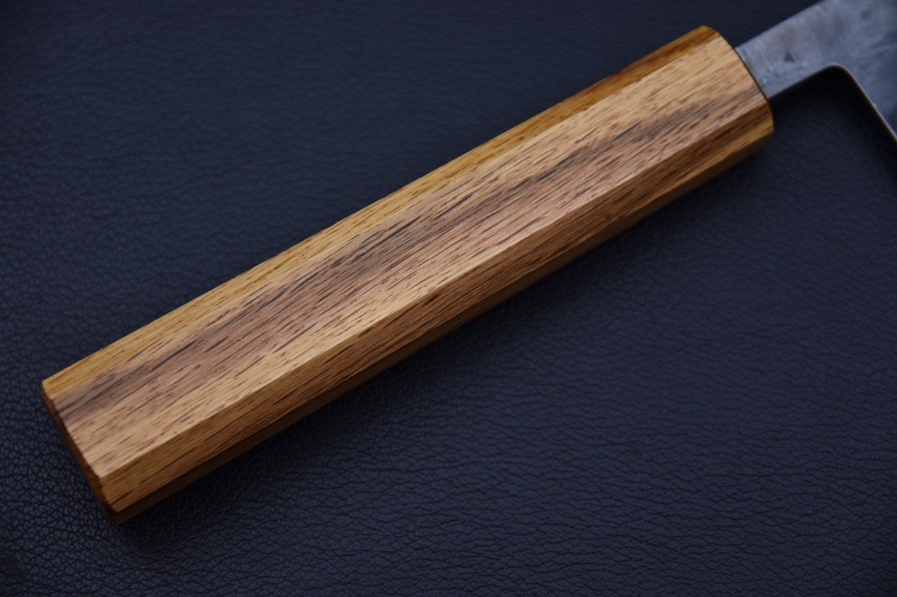 Manche en chêne d'un couteau japonais Gyuto Td par Hitohira sur fond noir