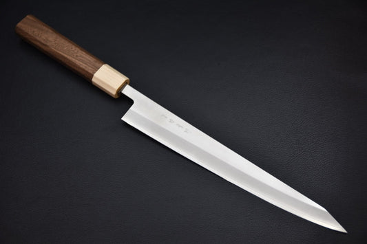 Hitohira sujihiki 240 mm en acier SKD-11 — vue complète sur fond noir, manche en noyer octogonal