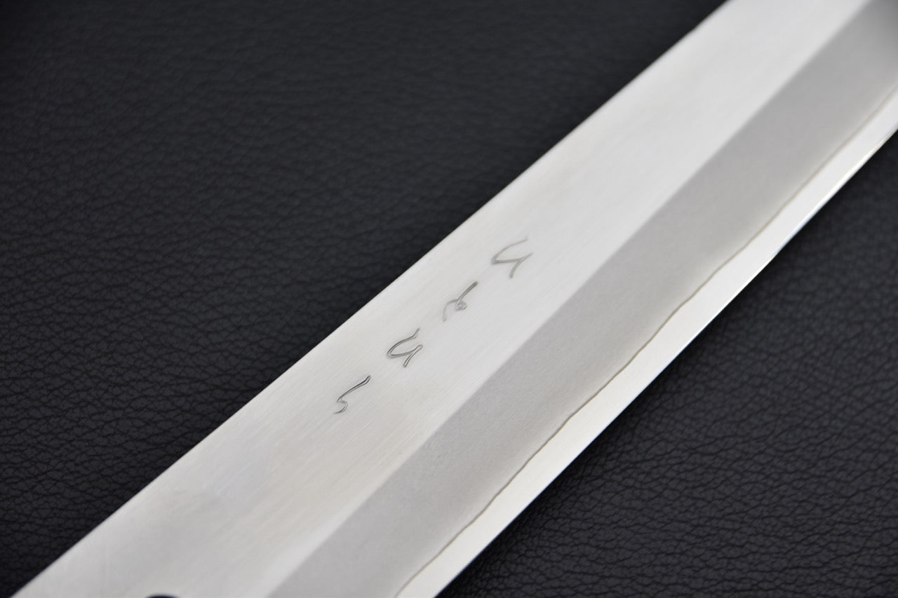 Couteau japonais sujihiki — kanji gravés sur la lame, gros plan sur le corps de lame