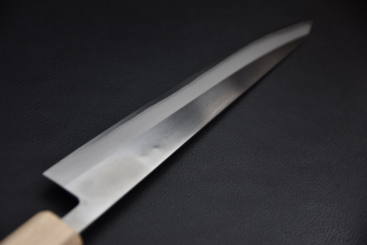 Sujihiki japonais — détail de la pointe fine vers la pointe, profil en traction