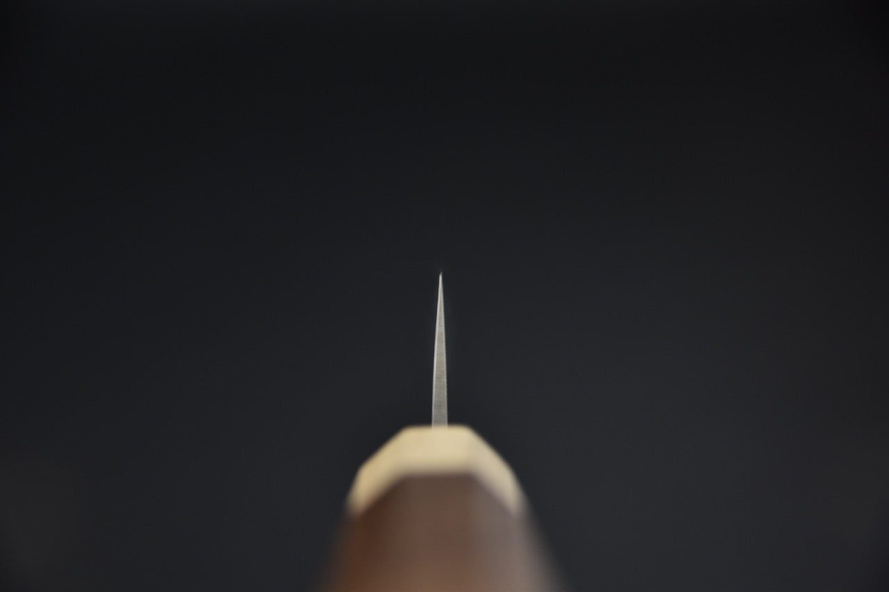 Sujihiki 240 mm — vue de face sur la pointe, épaisseur de lame très réduite