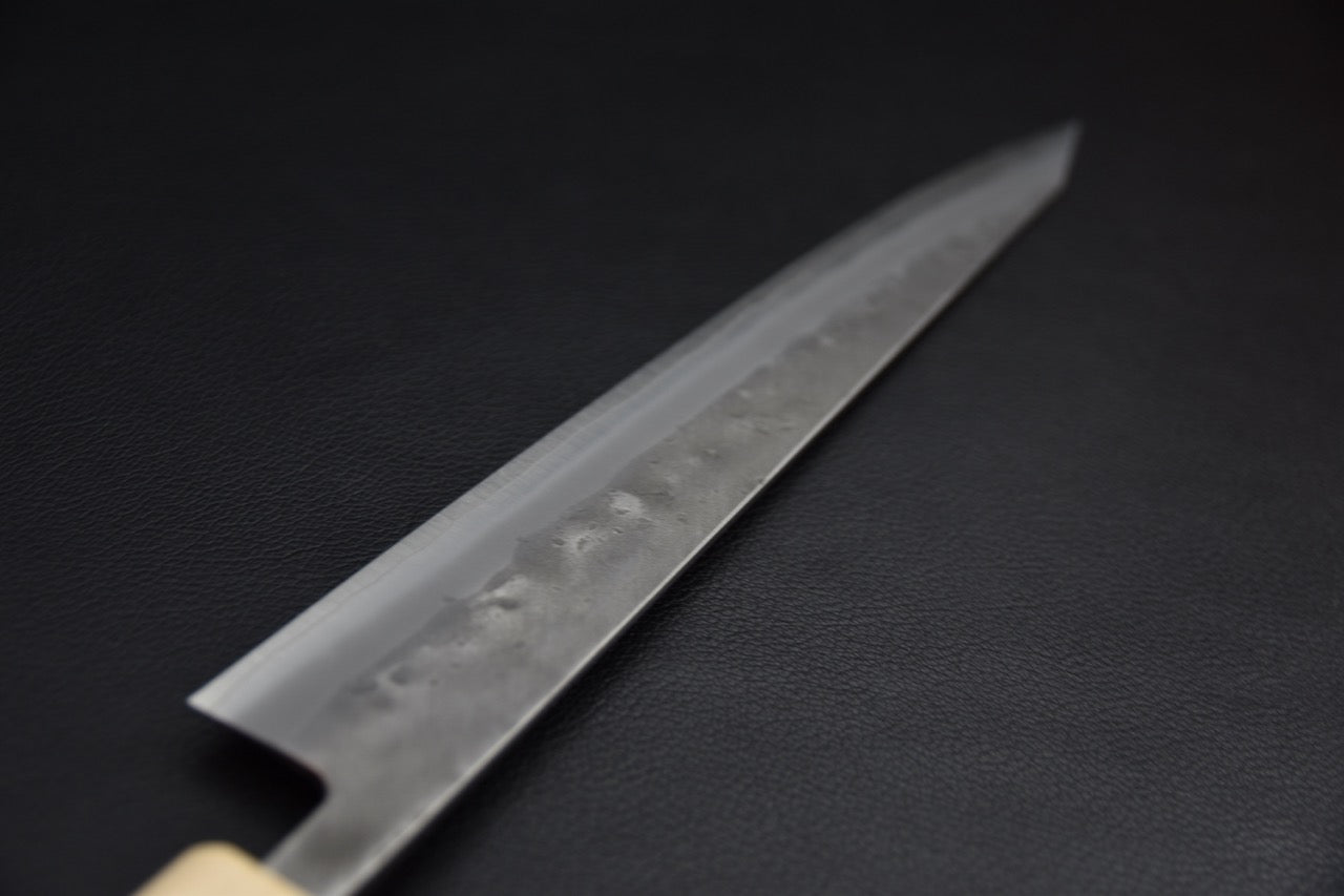 Détail de la finition tsuchime sur le corps de lame du sujihiki Hitohira TD, couteau japonais