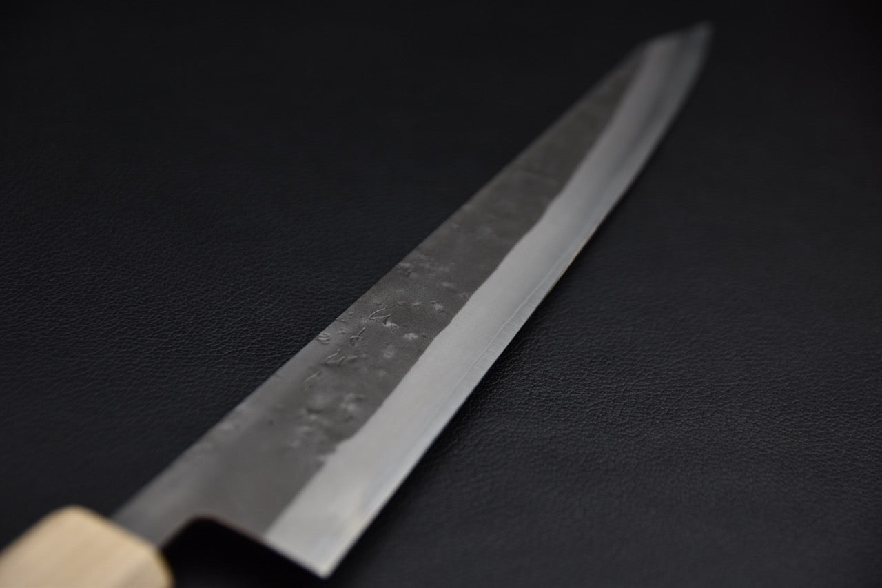Hitohira TD sujihiki 270 mm — détail de la lame côté droit, finition tsuchime et tranchant poli