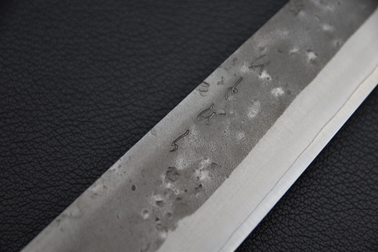 Hitohira TD sujihiki 270 mm — gros plan sur les kanji gravés et la texture tsuchime