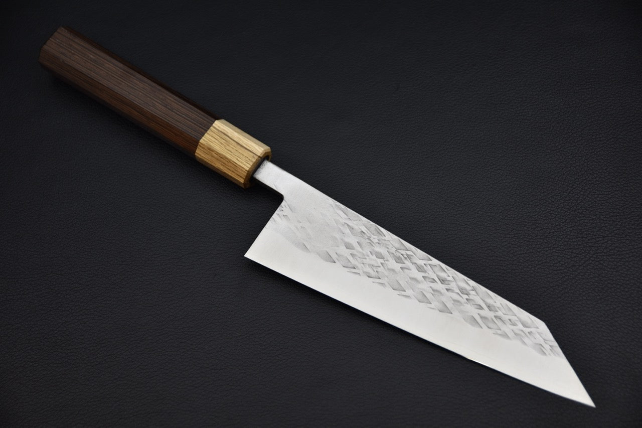 Couteau japonais bunka 170 mm SKD-11 — vue complète, manche tagayasan et lame tsuchime sur fond noir